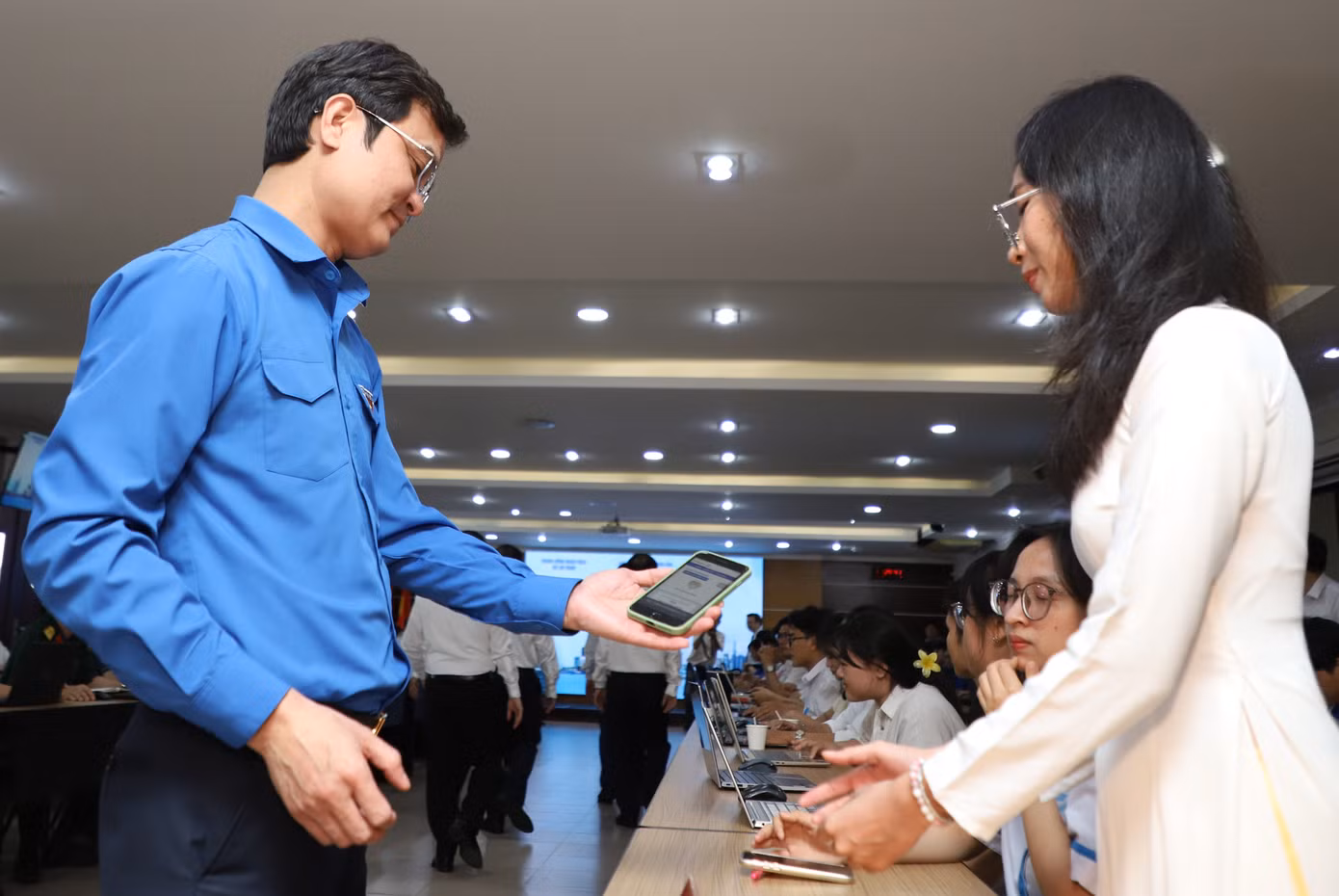 Anh Bùi Quang Huy - Bí thư thứ nhất Trung ương Đoàn trao đổi, động viên bạn trẻ tham gia sân chơi kiến thức về đất nước, dân tộc Việt Nam.