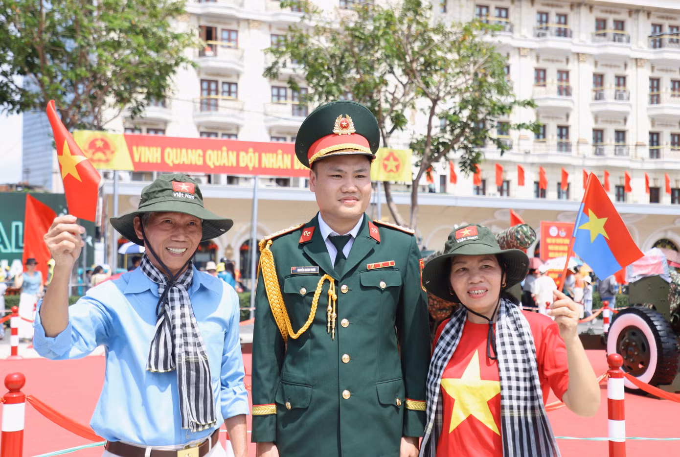 Trong niềm phấn khởi hướng đến ngày đại lễ, Đại úy Nguyễn Hoàng Phúc (giữa, sĩ quan một đơn vị thuộc Binh chủng Công binh) đi từ Bình Dương lên TPHCM hòa vào không khí rộn ràng chào mừng ngày lễ lớn của đất nước. Ngay khi xuất hiện tại khu vực trận địa pháo lễ, anh Nguyễn Hoàng Phúc đã được nhiều người đến bên cạnh xin chụp ảnh chung.
