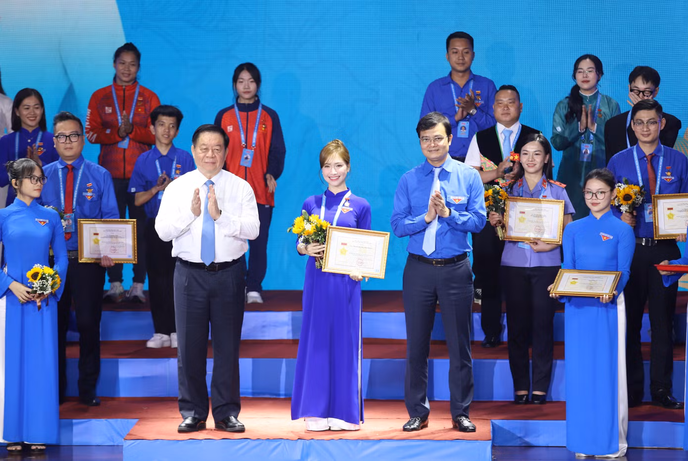 Trưởng Ban Tuyên giáo và Dân vận T.Ư Nguyễn Trọng Nghĩa cùng Bí thư thứ nhất T.Ư Đoàn Bùi Quang Huy trao danh hiệu “Thanh niên tiên tiến làm theo lời Bác” toàn quốc cho đại biểu Nguyễn Thị Hòa (ca sĩ Hòa Minzy).