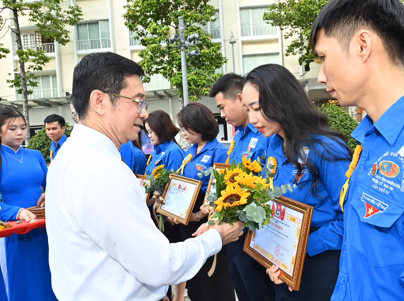 Phó Chủ tịch Thường trực UBND TPHCM Dương Ngọc Hải trao giấy khen cho đại diện các tập thể tiêu biểu làm theo lời Bác. Ảnh: Việt Dũng
