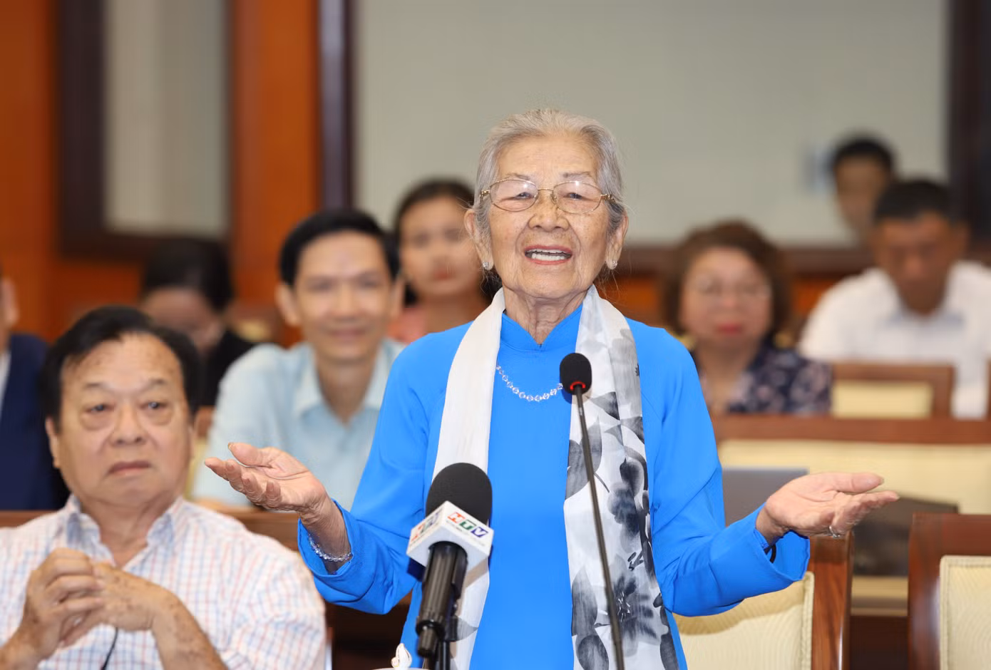 Các nghệ sĩ gạo cội chia sẻ kỷ niệm và gửi gắm niềm tin với lãnh đạo TPHCM.