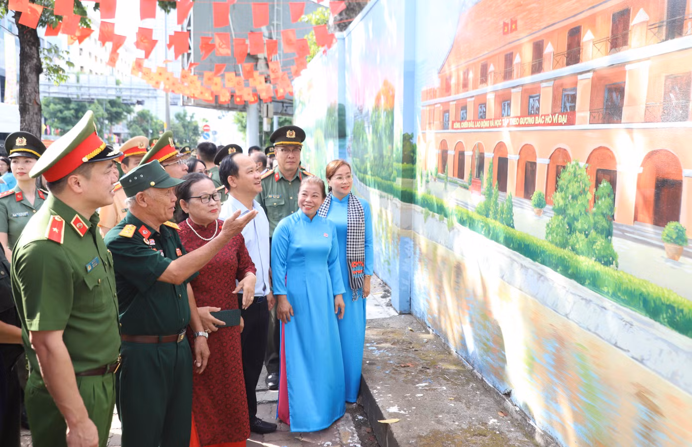 Ngày 25/4, công an TPHCM, Thành Đoàn TPHCM cùng các đơn vị tổ chức khánh thành công trình bích họa Việt Nam tươi đẹp thứ 19 tại khu vực phía trước Phòng Cảnh sát cơ động (phường Đa Kao, quận 1).