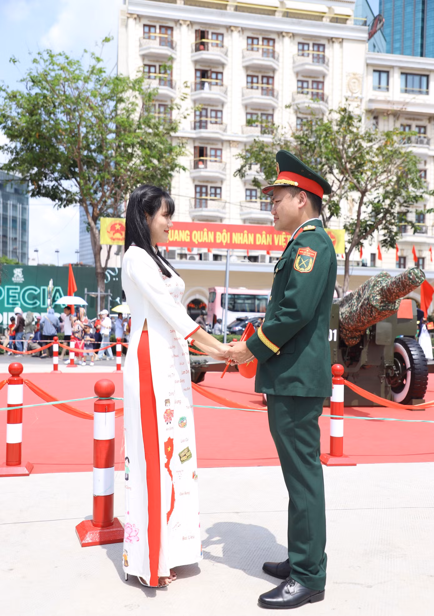Sau khi đợi chồng chụp ảnh với bà con, chị Anh Thư và con gái mới tranh thủ lưu lại những bức ảnh gia đình bên trận địa pháo lễ.