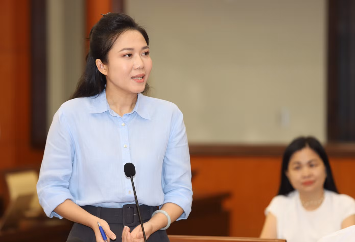 BTV Phùng Diễm trao đổi với lãnh đạo thành phố.