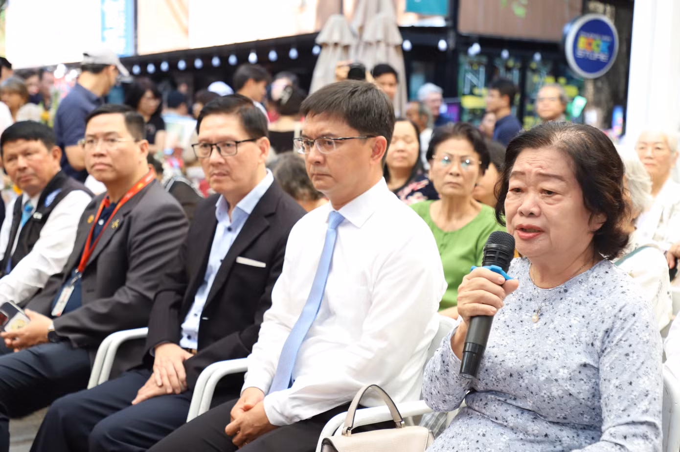 Bà Trương Mỹ Hoa gửi lời động viên bà con Làng Nủ. Bà Trương Mỹ Hoa gửi lời động viên bà con Làng Nủ.
