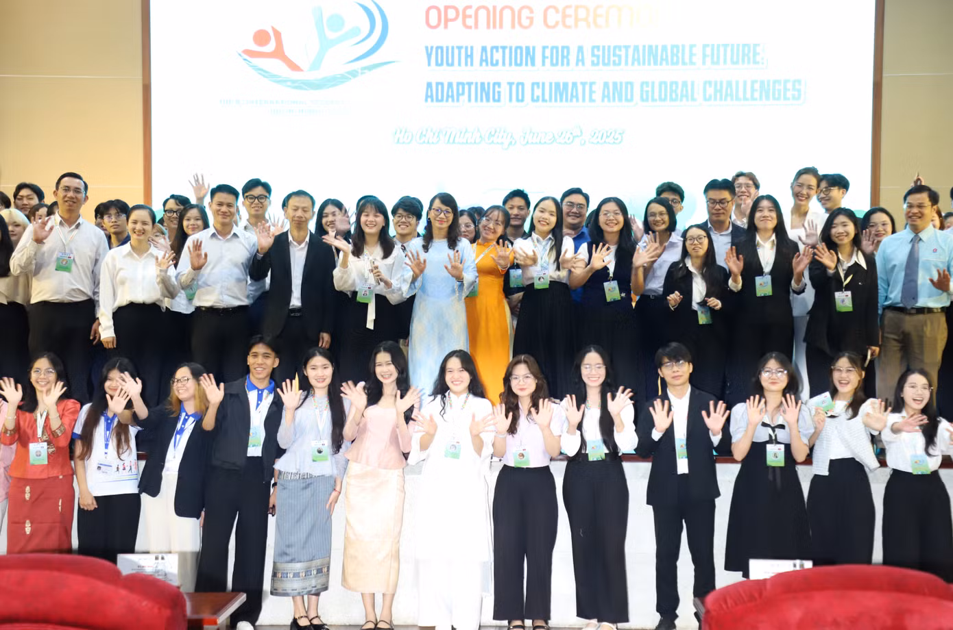 Các chuyên gia và đại biểu sinh viên chụp ảnh lưu niệm tại buổi khai mạc ISSF lần thứ 9. Ảnh: Ngô Tùng