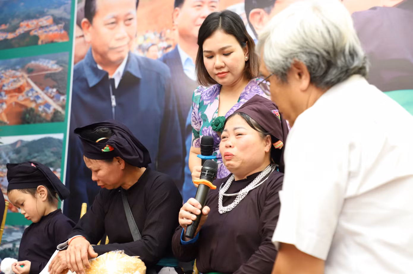 Trực tiếp nghe những chứng nhân Làng Nủ kể về thảm cảnh kinh hoàng đã qua, nhiều đại biểu, khán giả đã gửi những cái ôm sẻ chia với bà con. Trực tiếp nghe những chứng nhân Làng Nủ kể về thảm cảnh kinh hoàng đã qua, nhiều đại biểu, khán giả đã gửi những cái ôm sẻ chia với bà con.