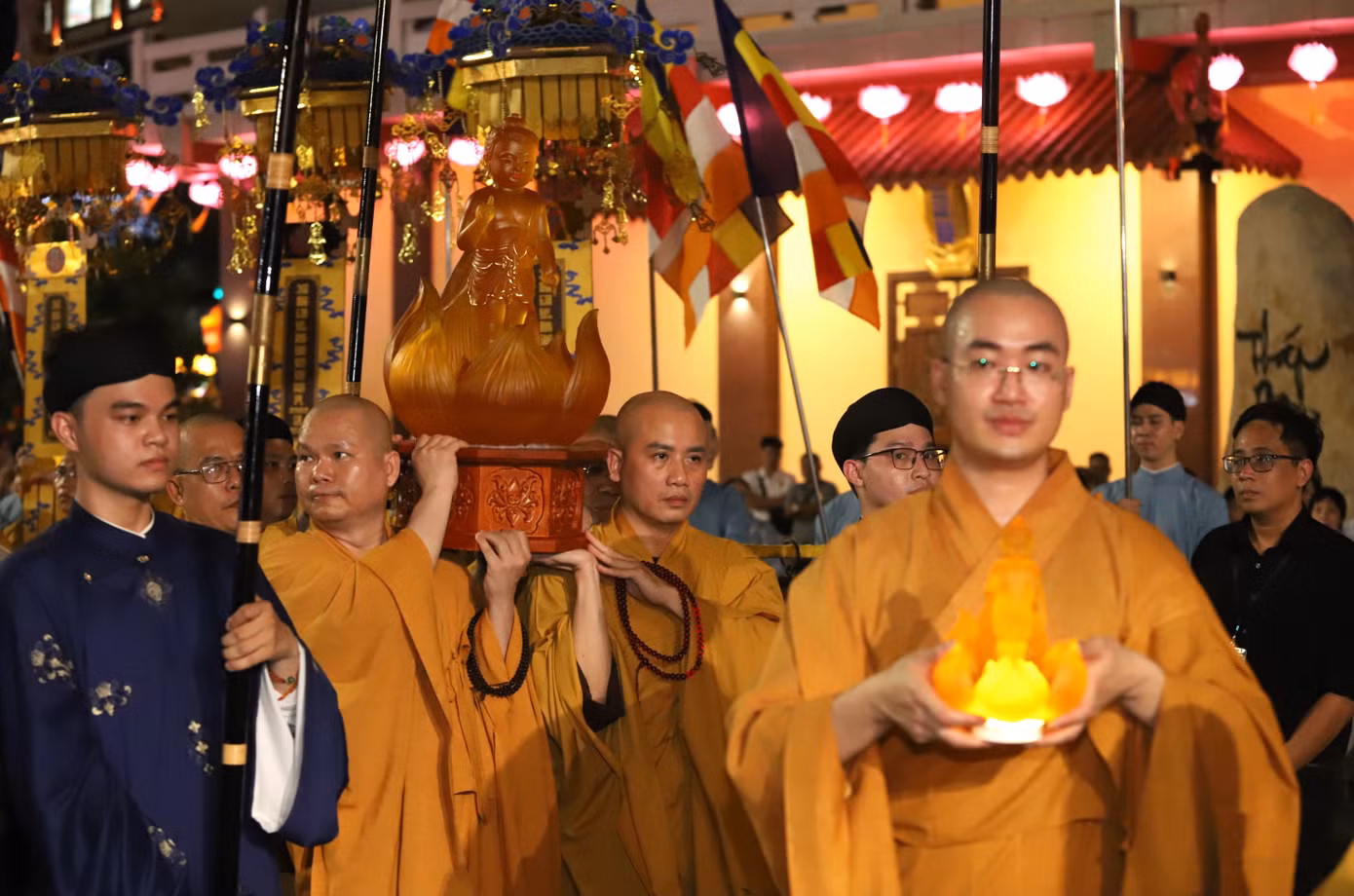 Chư tôn đức đặt tôn tượng đức Phật đản sinh lên vị trí lễ đài chính tại Việt Nam Quốc tự.