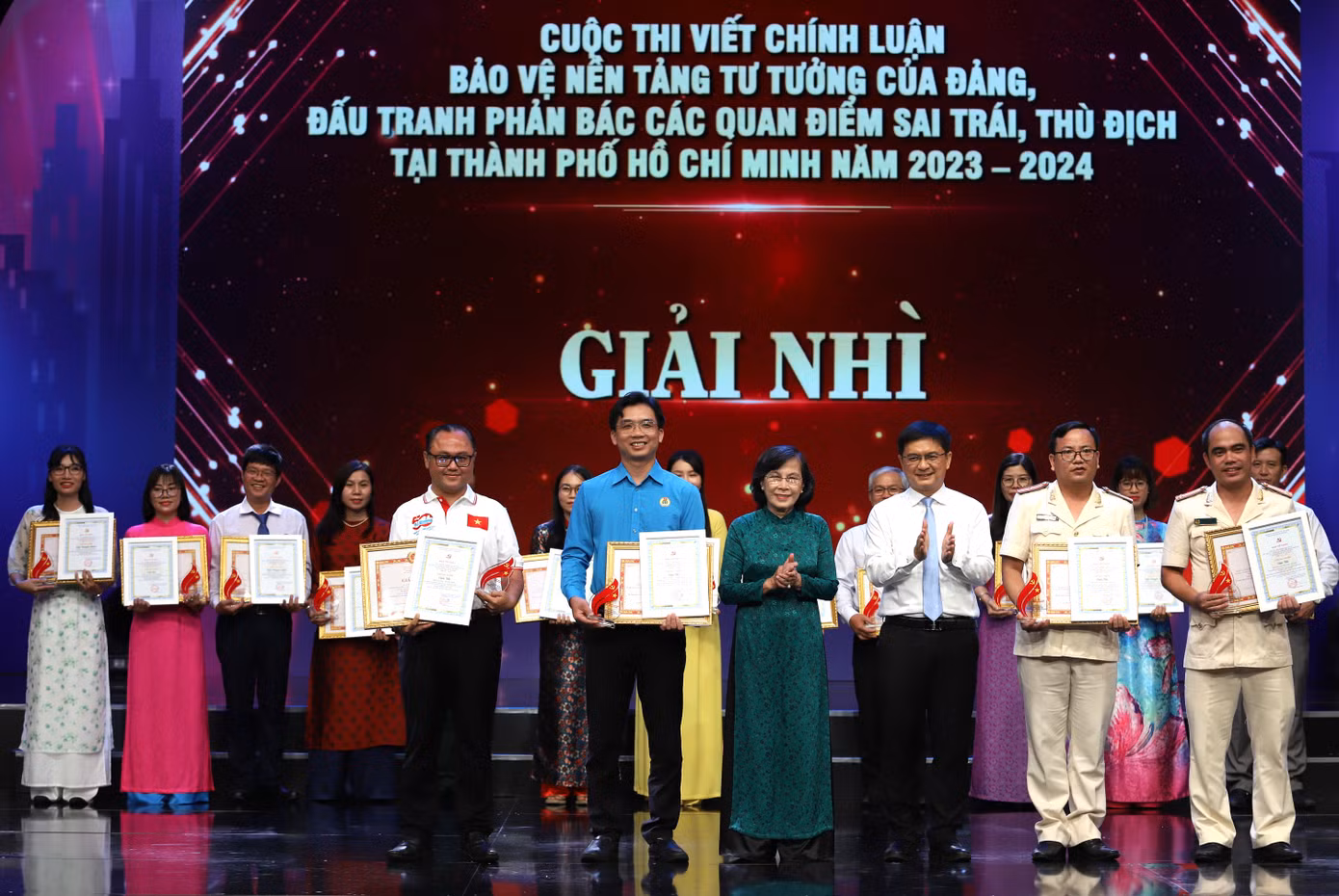 Lãnh đạo Ban Tuyên giáo và Dân vận Trung ương, Trung ương Đoàn và TPHCM trao thưởng cho các tác giả đạt giải. Ảnh: Ngô Tùng