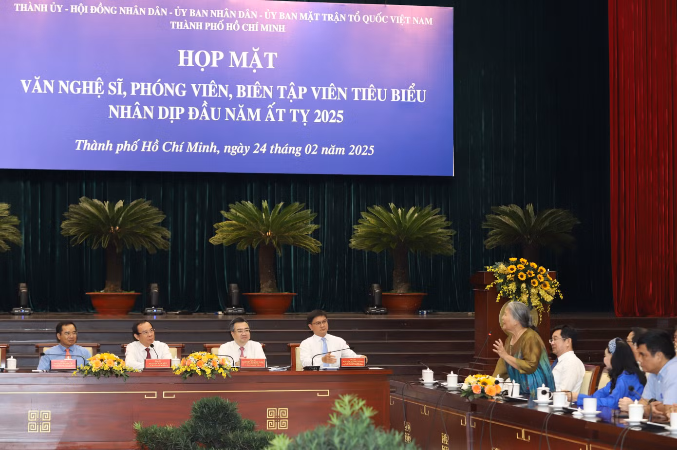 Nghệ sĩ Lê Thiện chia sẻ với lãnh đạo TPHCM.