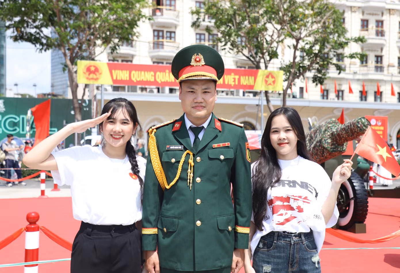 Bạn Phùng Thị Thắm (bên phải, sinh viên Trường Cao đẳng Y dược Pasteur) cho biết bản thân yêu thích hình ảnh của quân đội, công an nên khi thấy người quân nhân, bạn liền ngỏ ý xin chụp ảnh kỷ niệm. Cô bạn bày tỏ niềm phấn khởi, tự hào trong thời điểm đặc biệt của đất nước mà người người đều đang hướng đến.