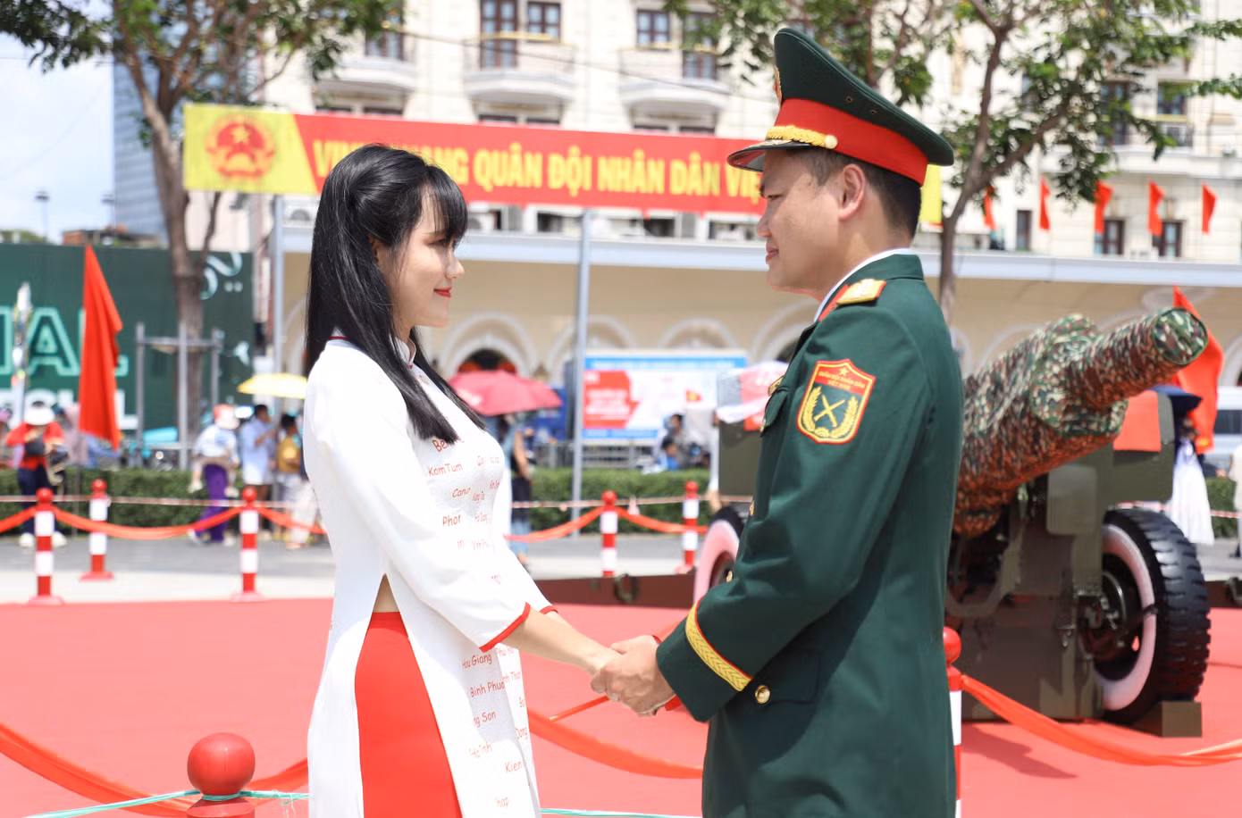 Sau khi đợi chồng chụp ảnh với bà con, chị Anh Thư và con gái mới tranh thủ lưu lại những bức ảnh gia đình bên trận địa pháo lễ.