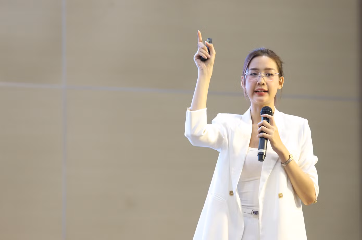 Đại biểu Lê Nguyễn Bảo Ngọc - Hoa hậu Liên lục địa 2022, Giám đốc điều hành cuộc thi Hoa hậu Thế giới Việt Nam 2025, trao đổi tại diễn đàn.