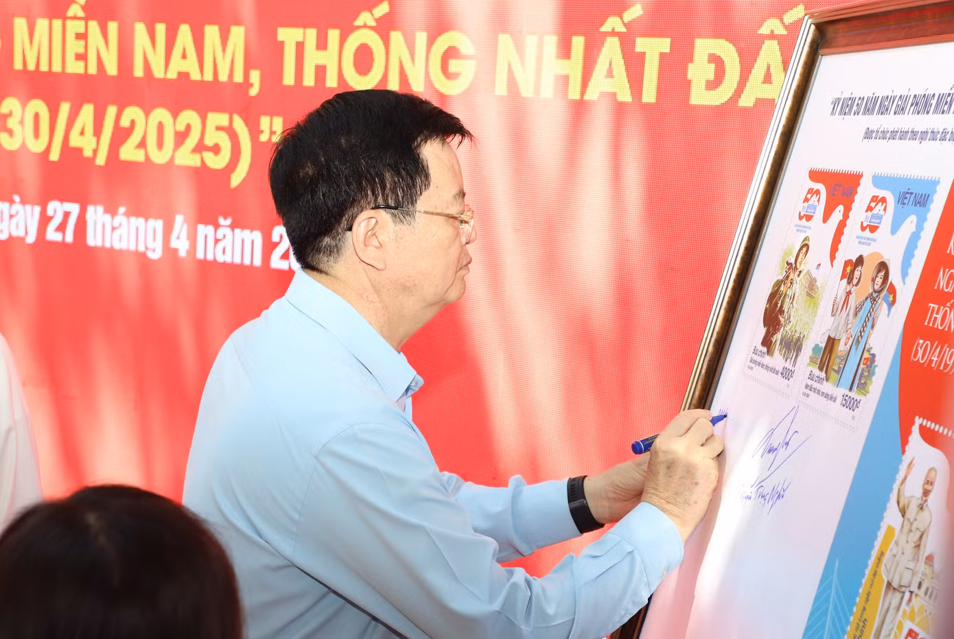 Phó Thủ tướng Mai Văn Chính ký lưu niệm.