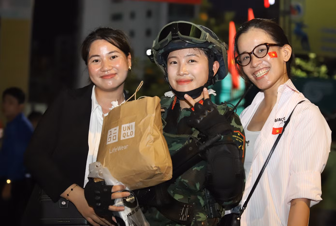 Hòa trong dòng người đi xem buổi sơ duyệt, bạn Vân Anh (ngụ TP.Thủ Đức) đã mang theo phần quà và gửi tặng đến một người bạn thuộc khối Nữ chiến sĩ biệt động Sài Gòn ngay khi các đoàn kết thúc diễu binh, diễu hành và về tập kết tại Sân vận động Hoa Lư. "Mong bạn có nhiều sức khỏe để chuẩn bị cho những ngày lễ sắp tới", Vân Anh chia sẻ.