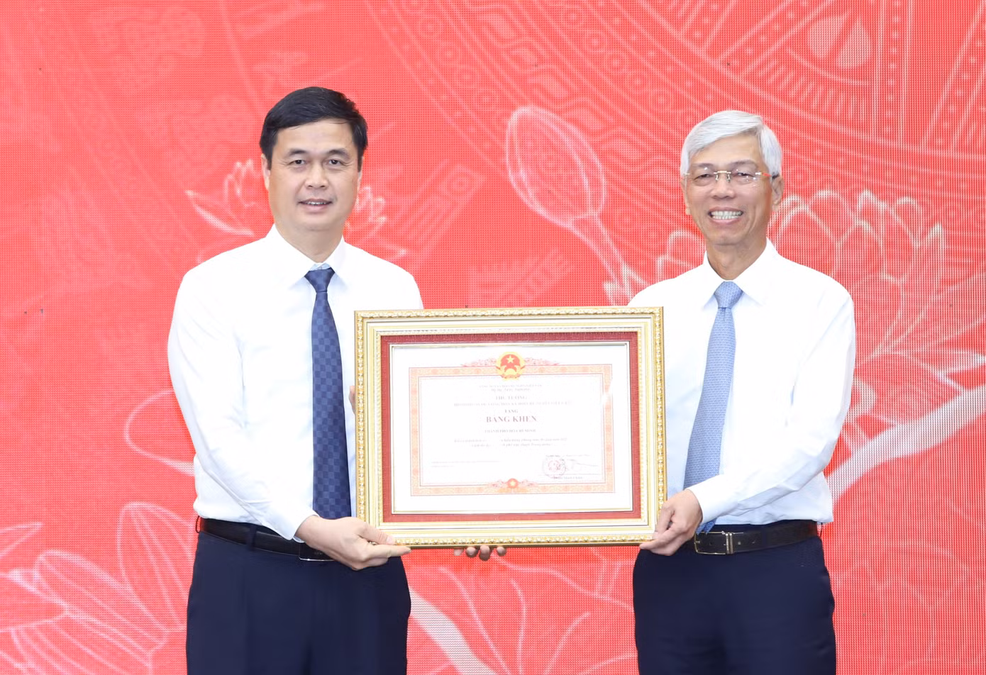 Trưởng ban Thi đua - Khen thưởng Trung ương Phạm Huy Giang trao Bằng khen của Thủ tướng tặng TPHCM. Ảnh: Ngô Tùng.