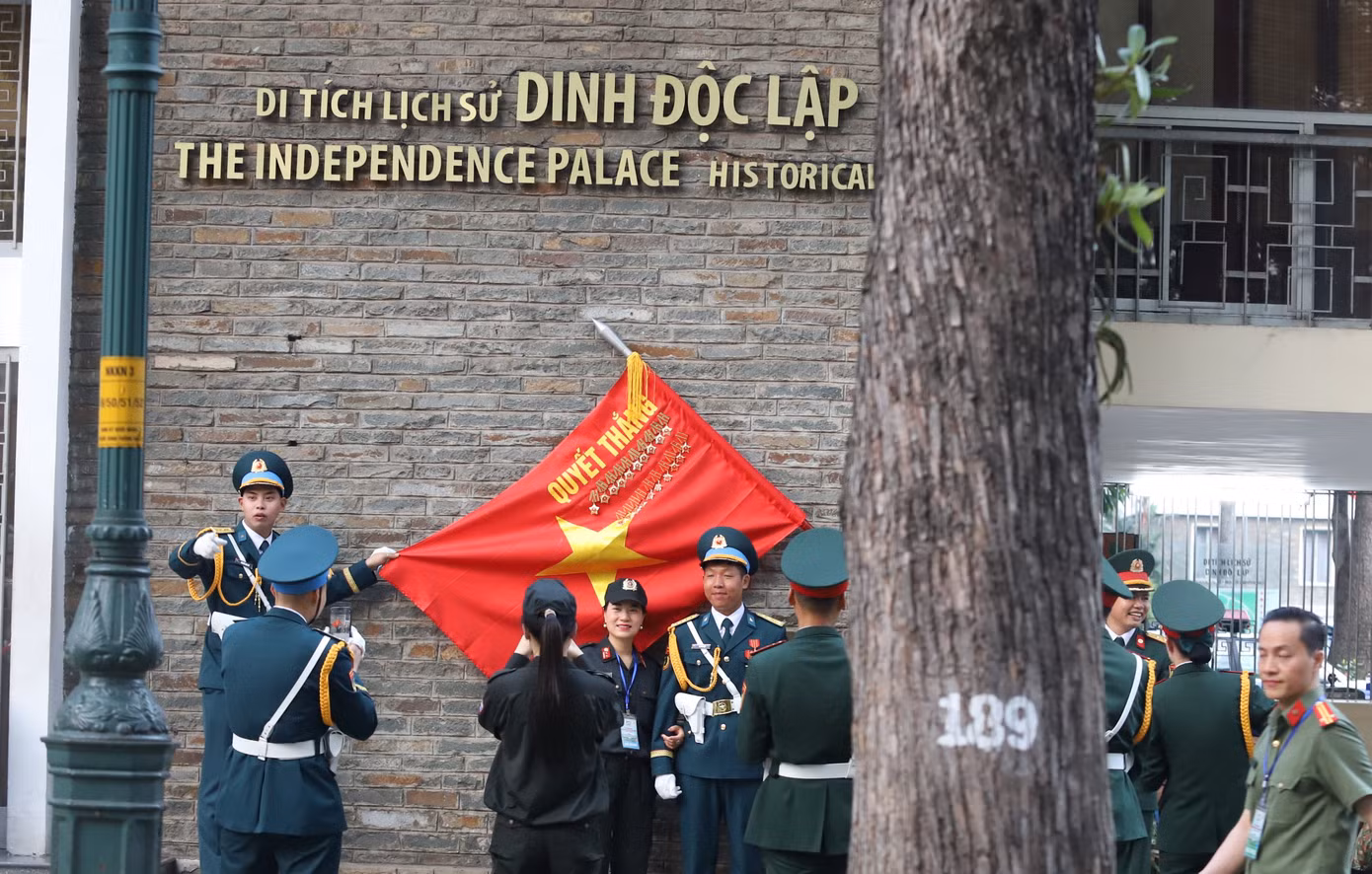 Giây phút ấm áp của cán bộ, chiến sĩ, nhân dân trong ngày lễ trọng đại của đất nước.