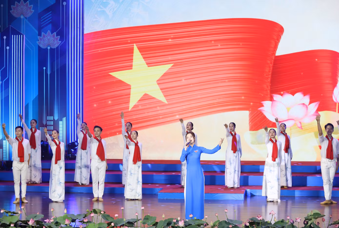 Những tiết mục nghệ thuật đặc sắc với sự góp mặt của những đại biểu, nghệ sĩ trẻ nổi bật. Ảnh: Ngô Tùng