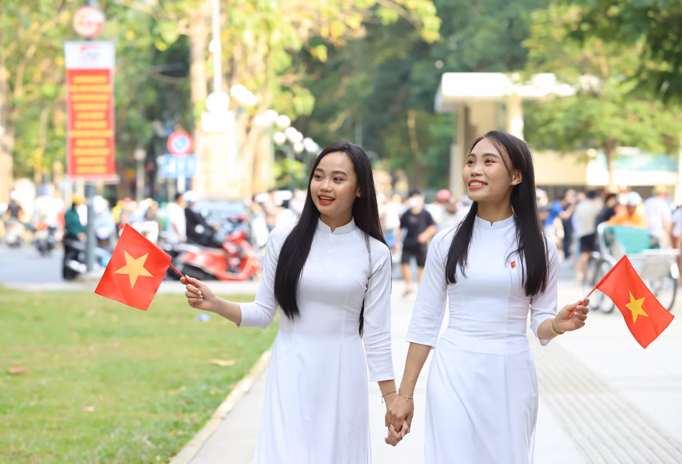 “Không chỉ riêng mình, tất cả những người con sinh sống trên đất nước Việt Nam cũng cảm nhận được sự hào hùng của cha ông và cùng hòa chung niềm tự hào dân tộc. Các thế hệ đi trước đã hy sinh để thế hệ trẻ chúng mình có được nền độc lập, tự do, hòa bình và sống trong môi trường đầy đủ, năng động hiện nay”, Thùy Trang bộc bạch.