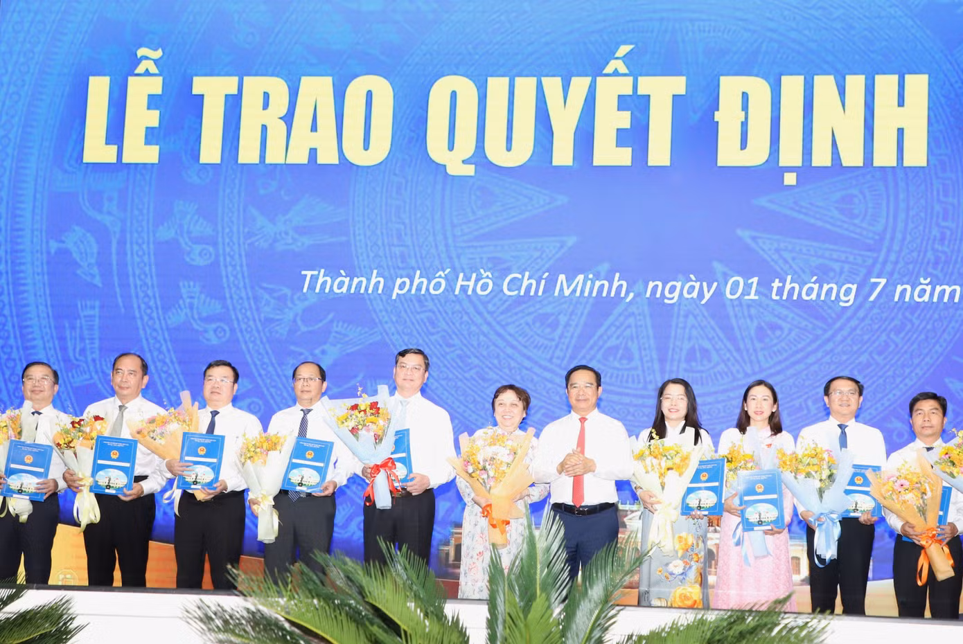 Chủ tịch UBND TPHCM Nguyễn Văn Được trao quyết định cho các lãnh đạo sở, ngành TPHCM mới sau sắp xếp tổ chức bộ máy. Ảnh: Ngô Tùng