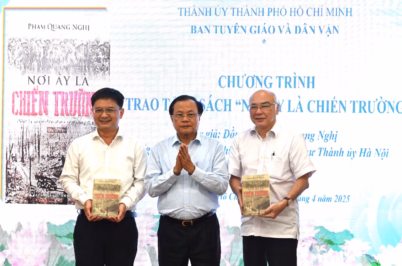 Đại diện lãnh đạo Thành ủy TPHCM tiếp nhận sách từ ông Phạm Quang Nghị. Ảnh: Minh Hiệp.