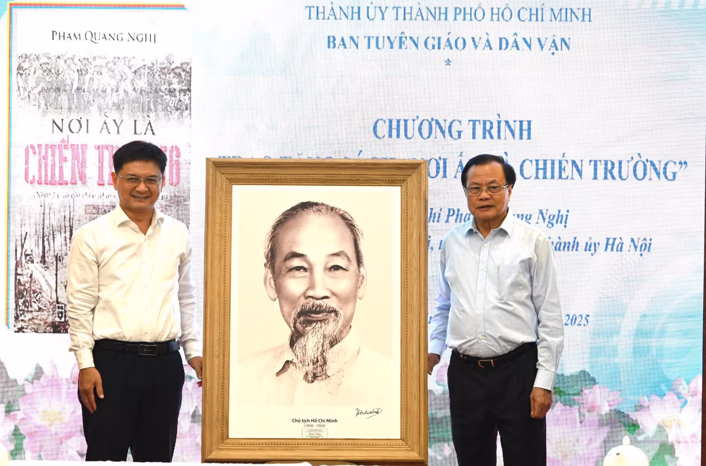 Nguyên Bí thư Thành ủy Hà Nội Phạm Quang Nghị trao tặng bức ảnh chân dung Chủ tịch Hồ Chí Minh đến Thành ủy TPHCM. Ảnh: Minh Hiệp.