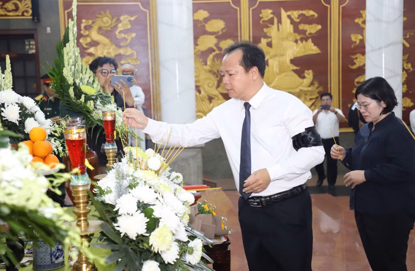 Đại diện lãnh đạo tỉnh Bình Dương, TPHCM tiễn đưa nhạc sĩ Lư Nhất Vũ.