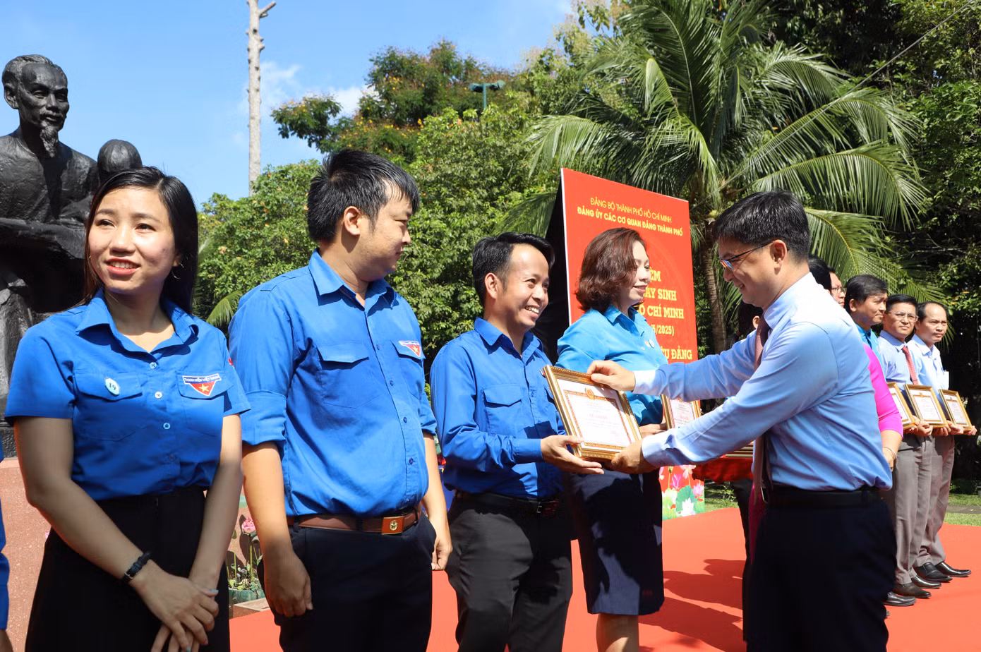 Lãnh đạo Thành ủy, Ban Tuyên giáo và Dân vận Thành ủy TPHCM trao thưởng các đơn vị có công trình thi đua tiêu biểu chào mừng kỷ niệm 50 năm Ngày Giải phóng miền Nam, thống nhất đất nước. Ảnh: Ngô Tùng