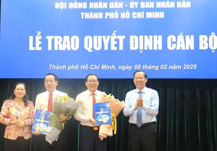 Chủ tịch UBND TPHCM Phan Văn Mãi và Chủ tịch HĐND TPHCM Nguyễn Thị Lệ trao quyết định và tặng hoa chúc mừng ông Kiều Ngọc Vũ (thứ hai từ trái qua) và ông Trần Hữu Phước. Ảnh: Minh Hiệp