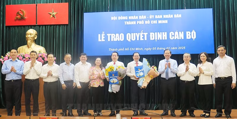 Lãnh đạo TPHCM, các sở ngành và TP. Thủ Đức chúc mừng hai lãnh đạo TP. Thủ Đức. Ảnh: Thành ủy TPHCM