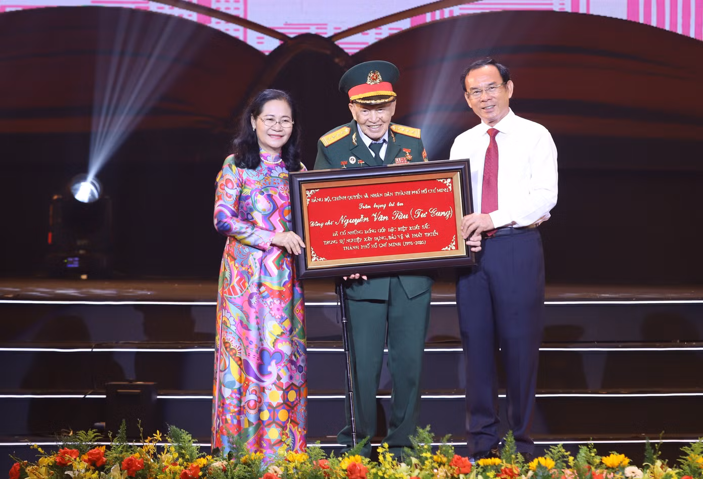 Lãnh đạo TPHCM tri ân những đóng góp của Đại tá, Anh hùng Lực lượng vũ trang nhân dân Nguyễn Văn Tàu (Tư Cang) đối với sự nghiệp cách mạng của dân tộc.