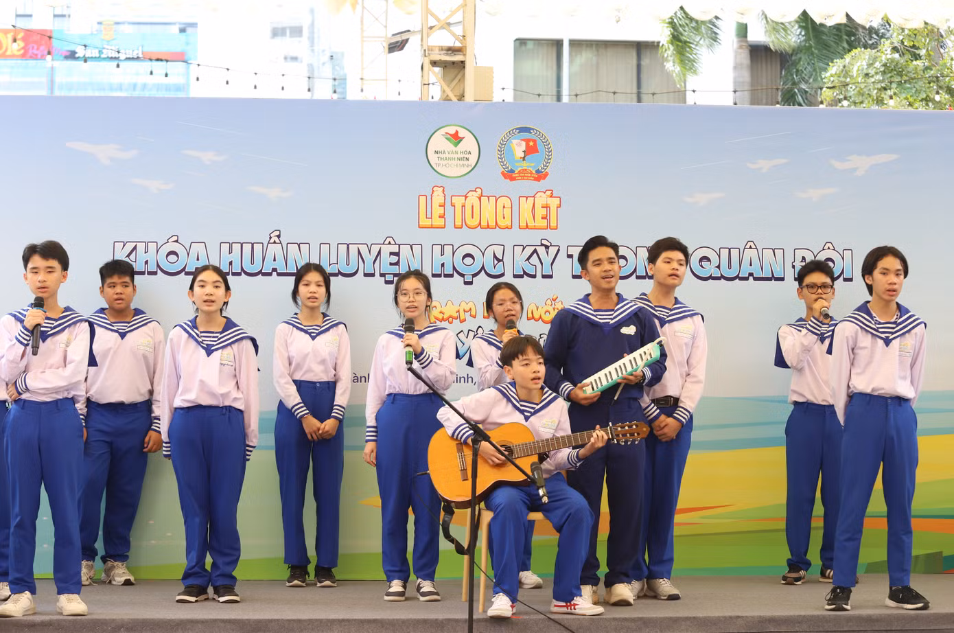 Tại buổi tổng kết, các bạn nhỏ thể hiện kỹ năng học hỏi từ khóa huấn luyện trong một tuần qua. Ảnh: Ngô Tùng