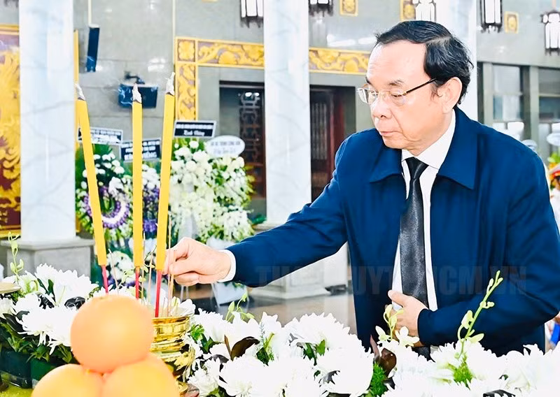 Bí thư Thành ủy TPHCM Nguyễn Văn Nên viếng GS.TS Phan Lương Cầm. Ảnh: Long Hồ.