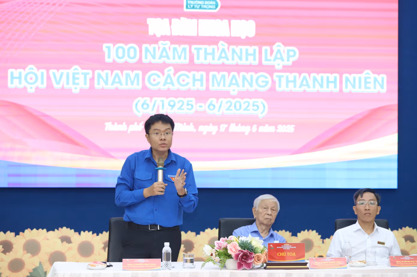 Anh Nguyễn Đăng Khoa chia sẻ tại tọa đàm.
