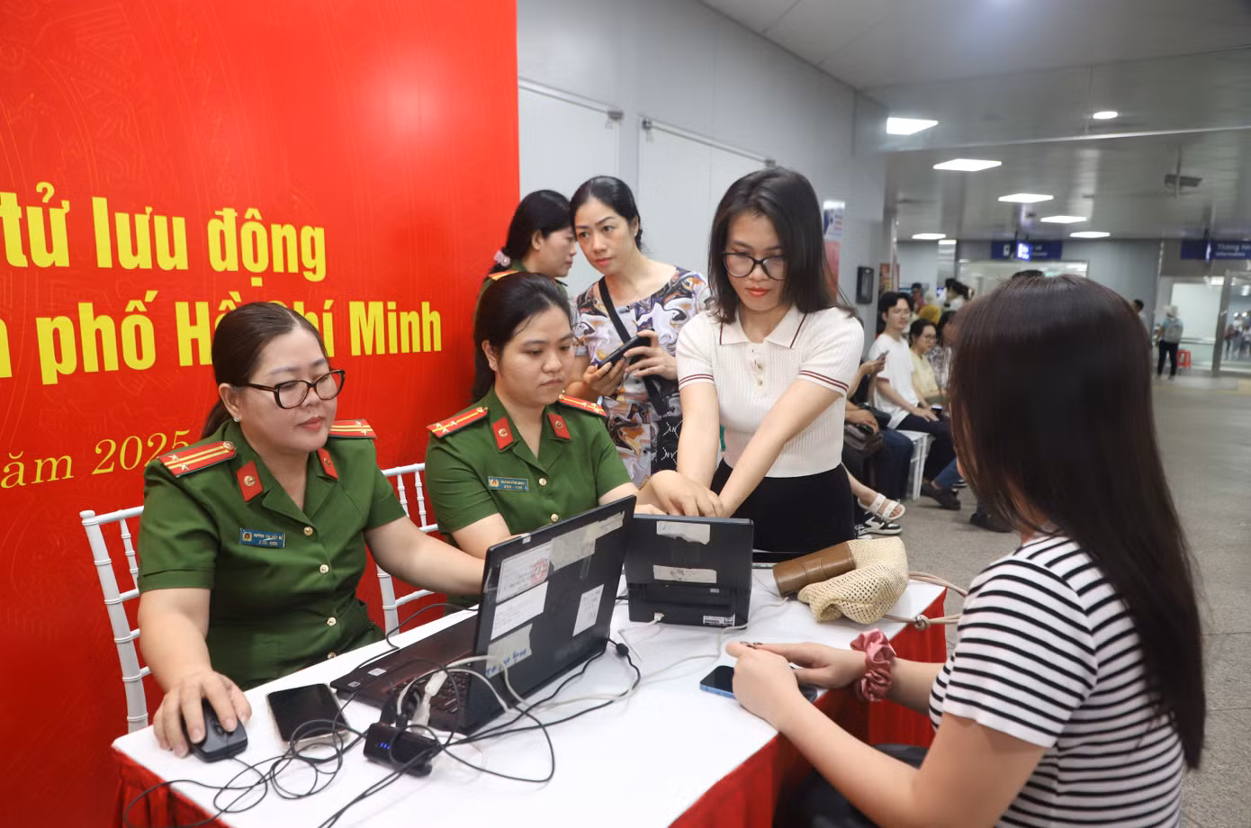 Theo quan sát, việc cấp tài khoản định danh này diễn ra trong khoảng 3-5 phút mỗi trường hợp, gồm việc thu thập thông tin cá nhân, lấy mống mắt, chụp ảnh, lăn tay... Sau các thủ tục, người dân chỉ cần đợi hệ thống trả về tin nhắn để xác thực và chính thức được cấp mã định danh.