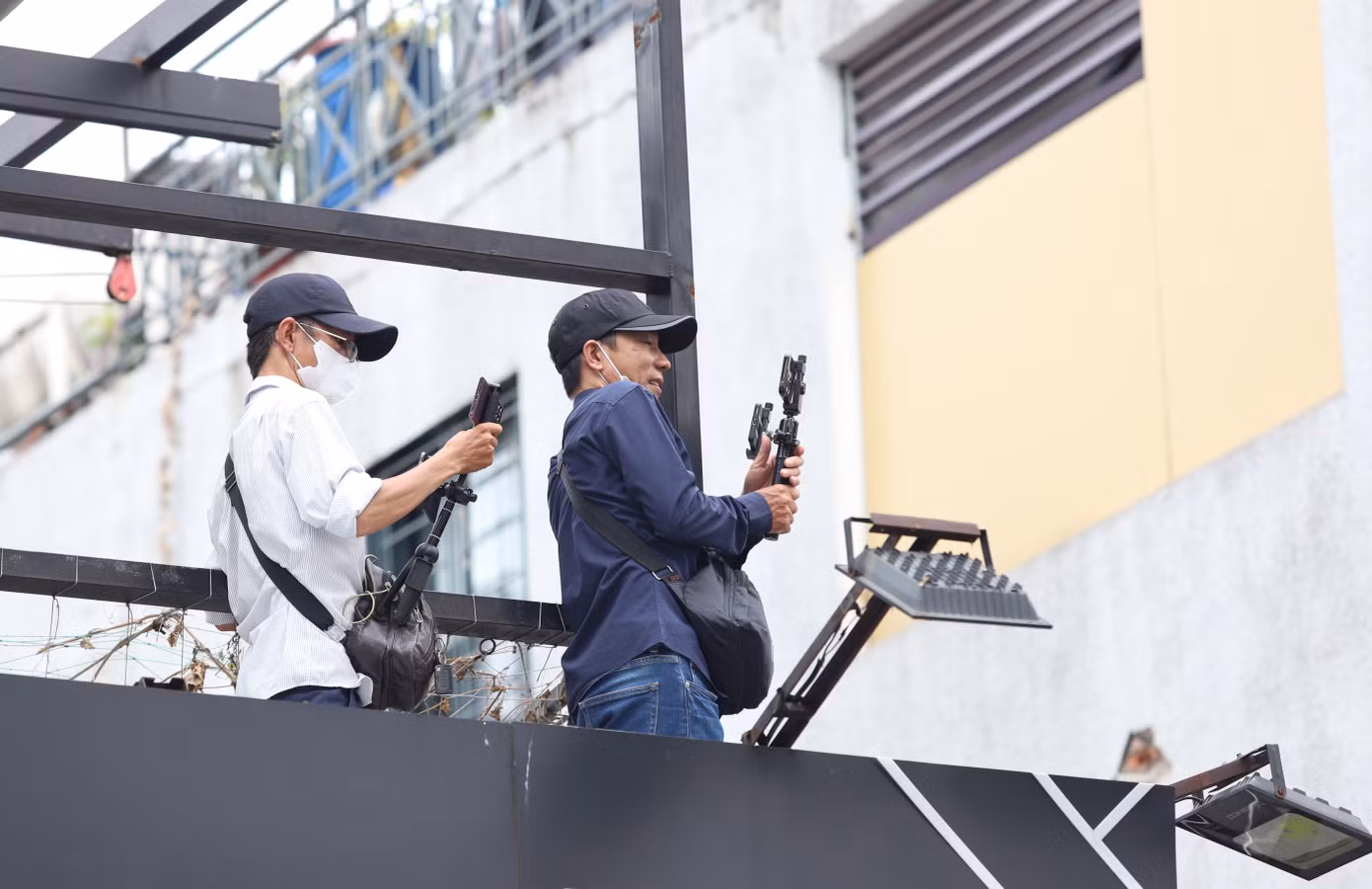 Có người trèo lên tầng cao để ghi hình không gian nhà tang lễ.