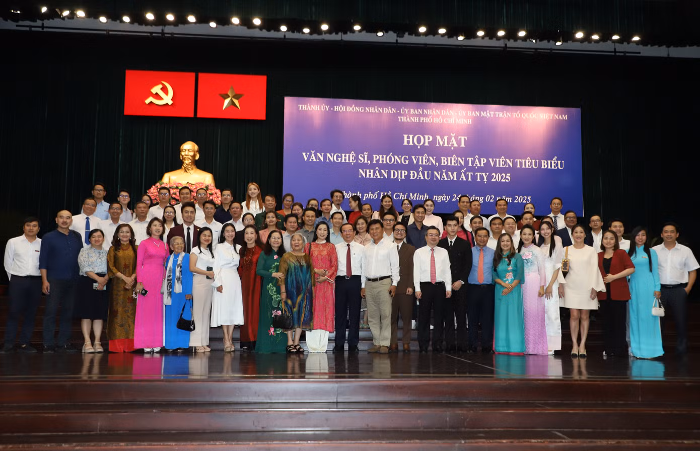 Các cán bộ lãnh đạo TPHCM chụp ảnh lưu niệm với các văn nghệ sĩ, phóng viên, biên tập viên. Ảnh: Ngô Tùng.