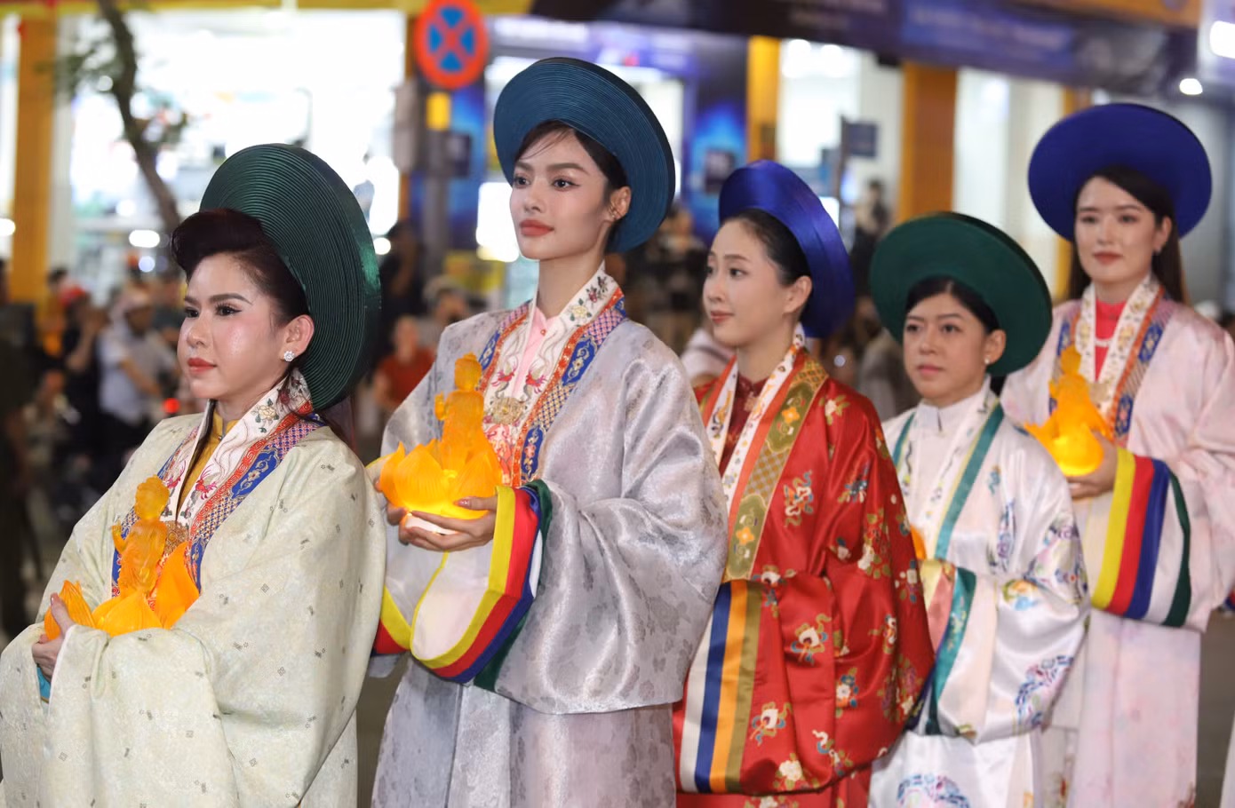 Nghệ sĩ Bình Tinh, Á hậu - ca sĩ Lona Kiều Loan trong đoàn cung rước.