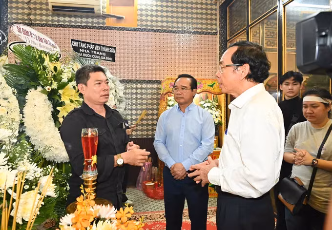 Các lãnh đạo TPHCM thăm hỏi, động viên gia đình người qua đời trong vụ cháy. Ảnh: Việt Dũng
