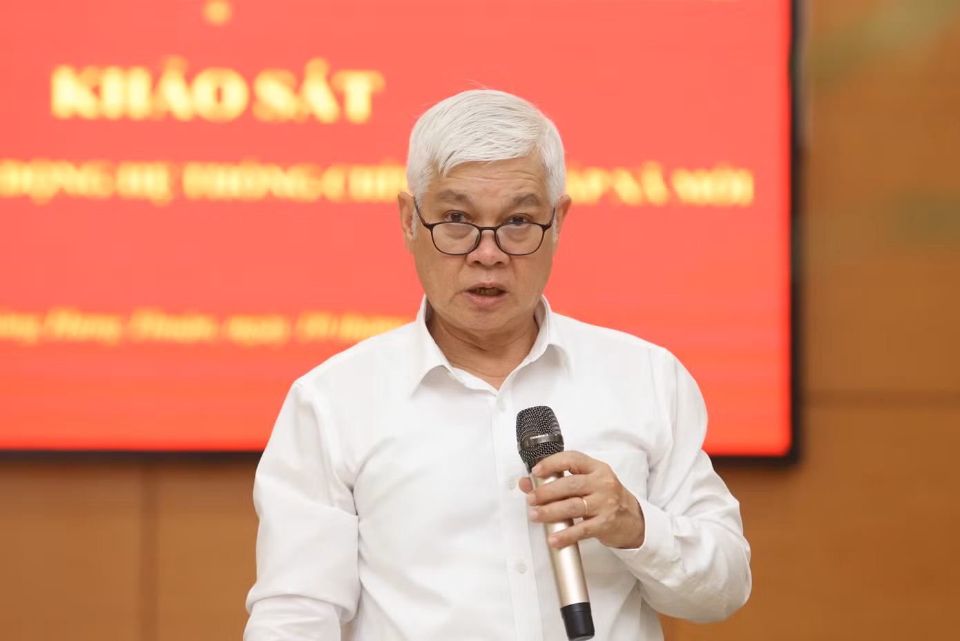 Ông Nguyễn Văn Lợi trao đổi tại buổi làm việc.