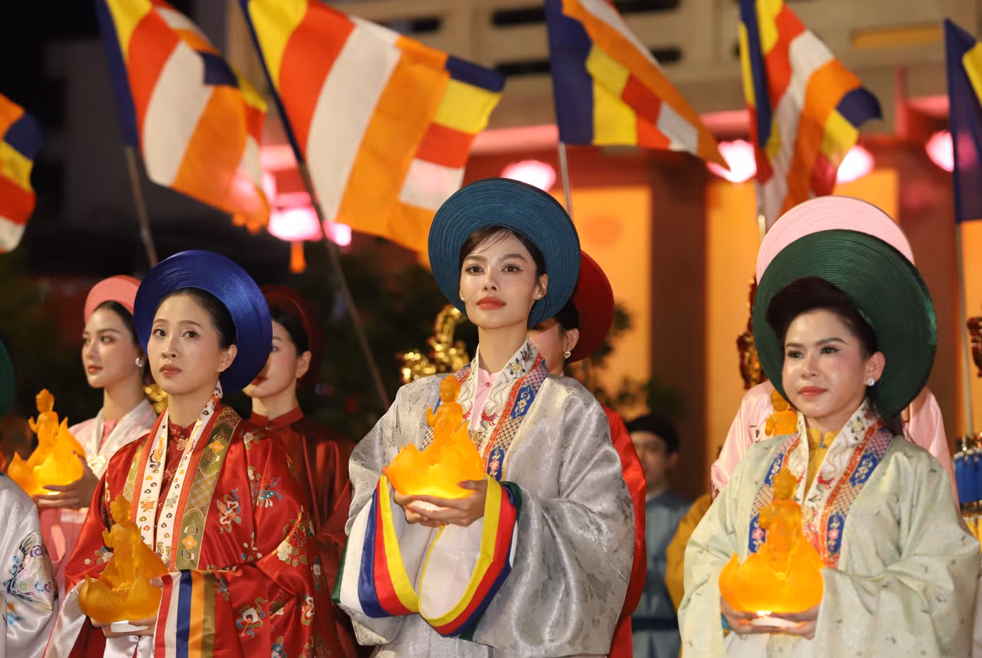 Các hoa, á hậu, người đẹp mang bộ cổ phục tham gia buổi lễ trang trọng.