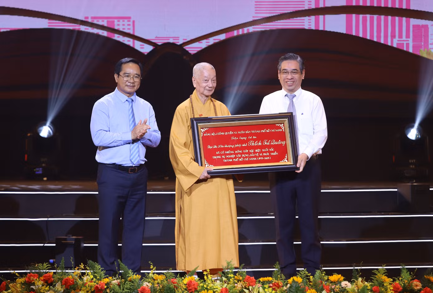 Chủ tịch UBND TPHCM Nguyễn Văn Được cùng Phó bí thư Thành ủy, Chủ tịch Ủy ban MTTQ Việt Nam TPHCM Nguyễn Phước Lộc trao tuyên dương đến Hòa thượng Thích Trí Quảng, Pháp chủ Giáo hội Phật giáo Việt Nam.
