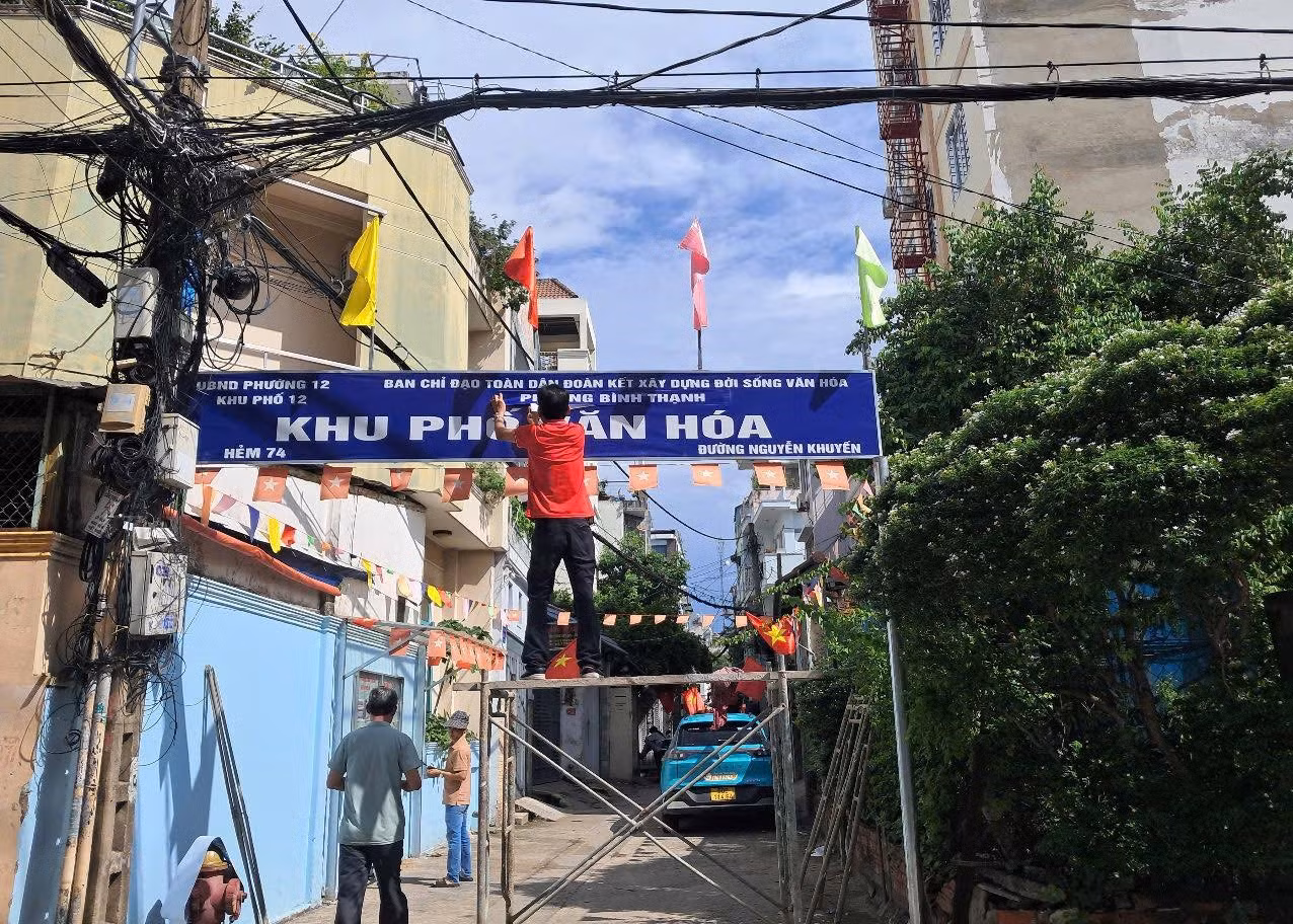Các khu phố trên địa bàn phường Bình Thạnh thực hiện chỉnh trang, thay đổi bảng tên nhận diện.