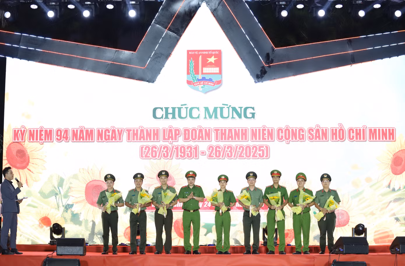 Dịp này, nhân kỷ niệm 94 năm Ngày thành lập Đoàn TNCS Hồ Chí Minh, lãnh đạo CATP cũng chúc mừng, cám ơn cơ quan Trung ương Đoàn, Thành Đoàn TPHCM và các đơn vị Đoàn kết nghĩa cùng đội ngũ cán bộ Đoàn trong lực lượng CATP.