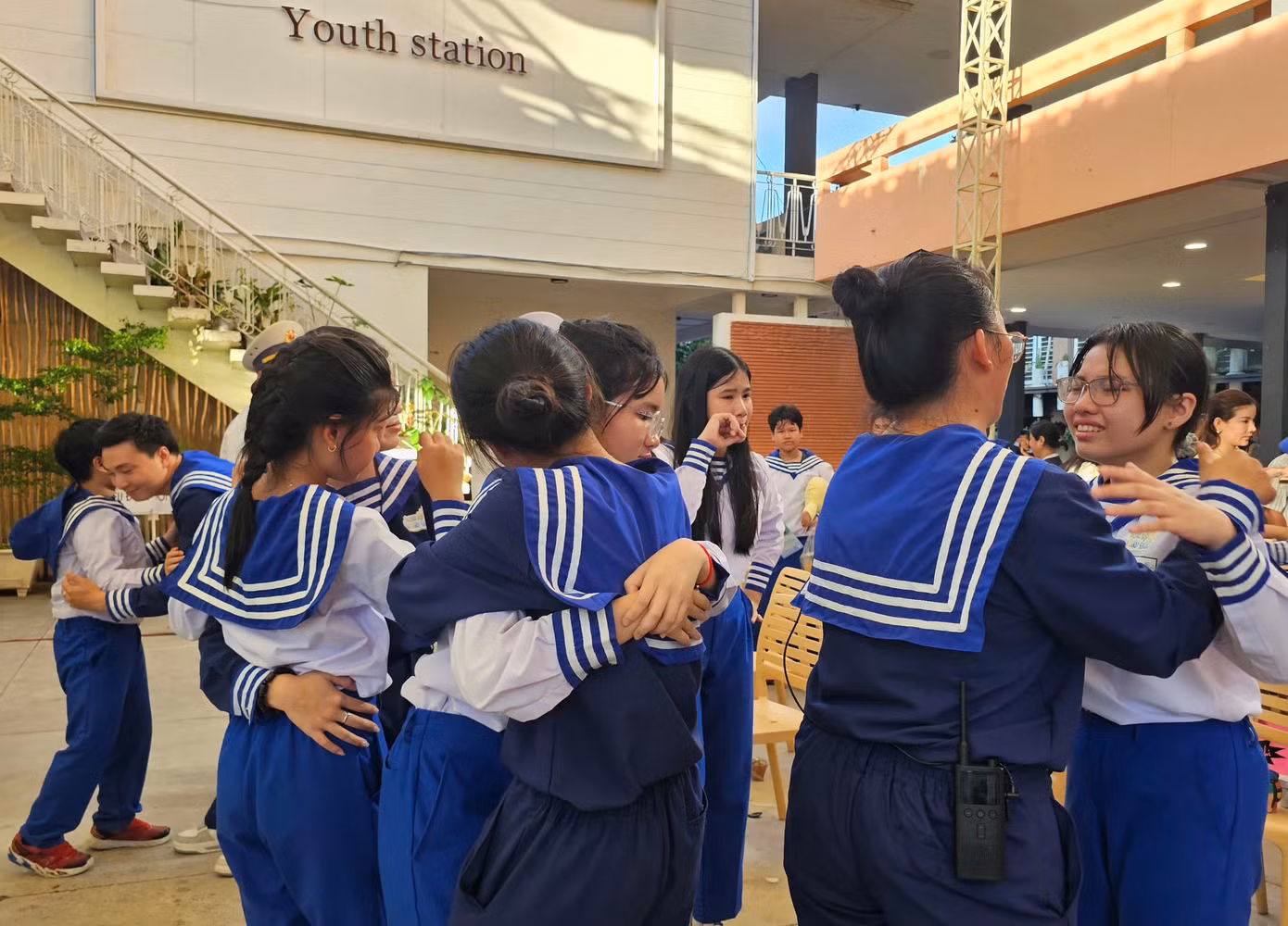 Giây phút chia tay bạn bè, đồng đội và đội ngũ huấn luyện không tránh khỏi sự quyến luyến, bùi ngùi. Ảnh: Ngô Tùng