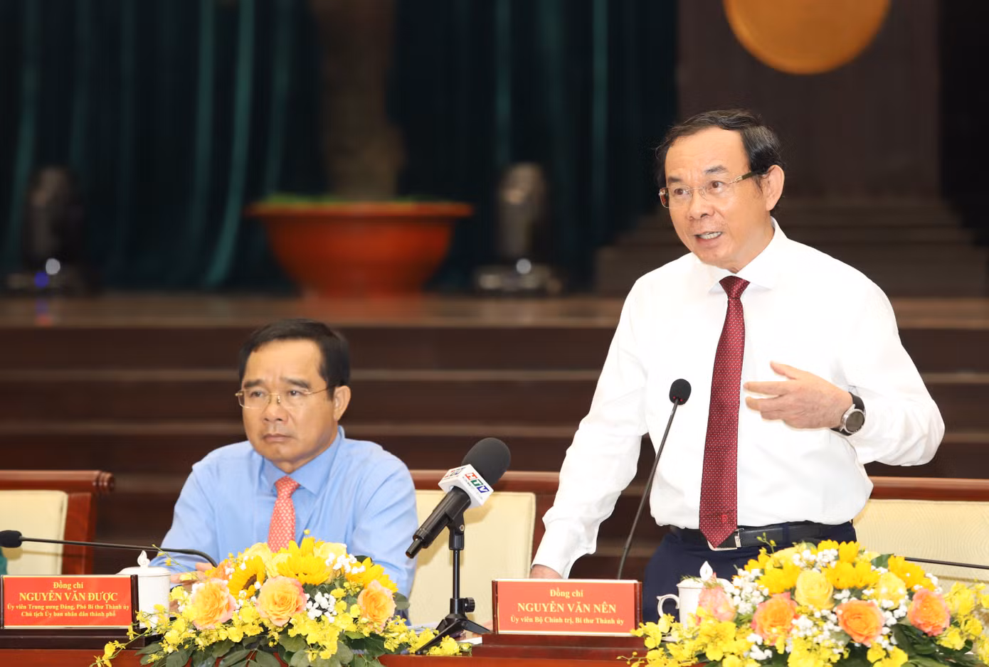 Bí thư Thành ủy Nguyễn Văn Nên chia sẻ với các văn nghệ sĩ, phóng viên.