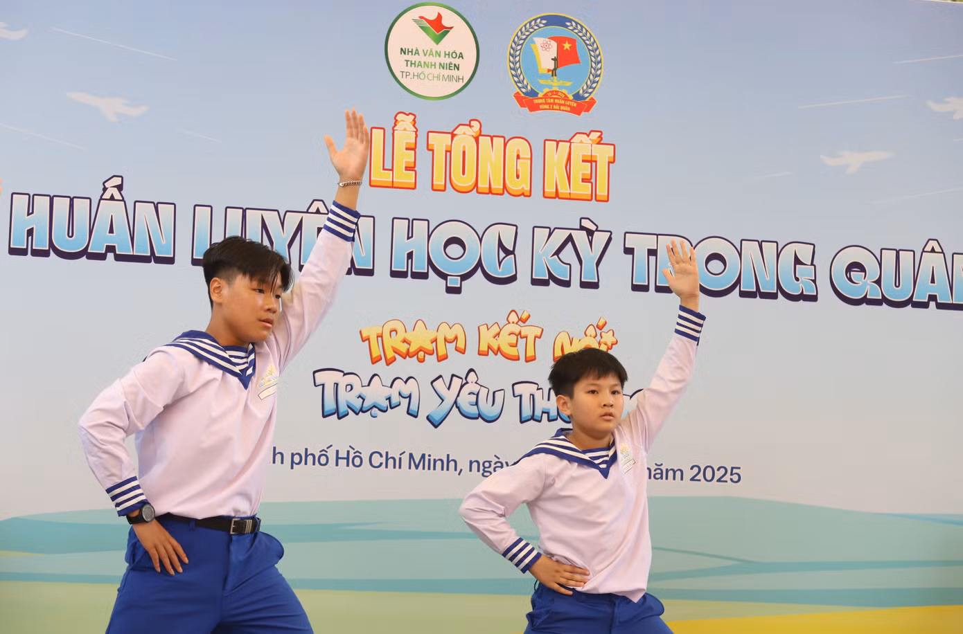 Cùng thao diễn một số động tác thể lực trong môi trường quân ngũ.