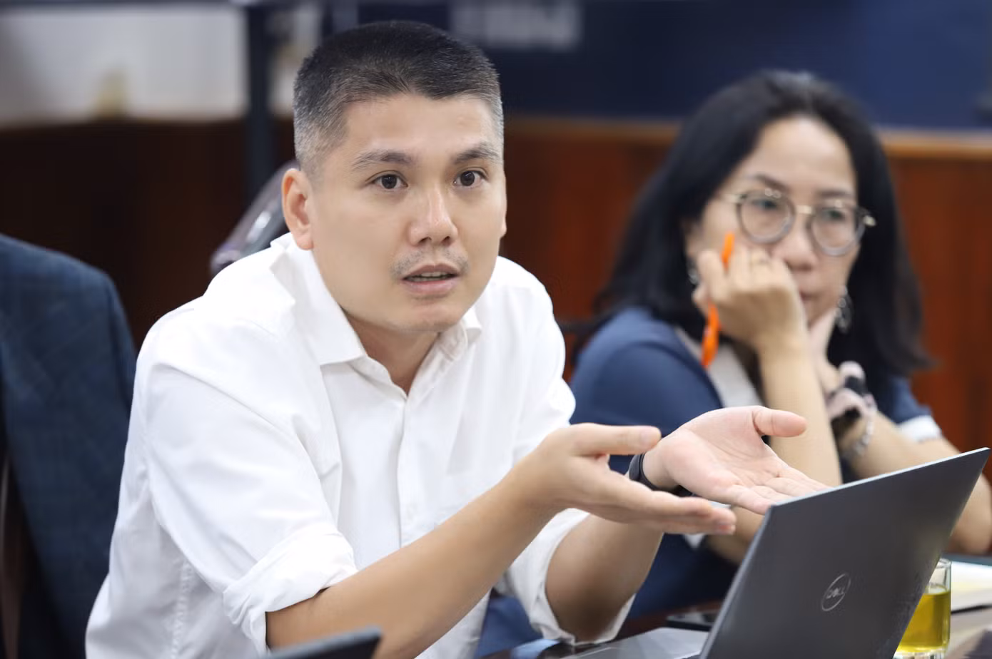 TS Phạm Văn Đại nêu ý kiến tại tọa đàm. Ảnh: Ngô Tùng