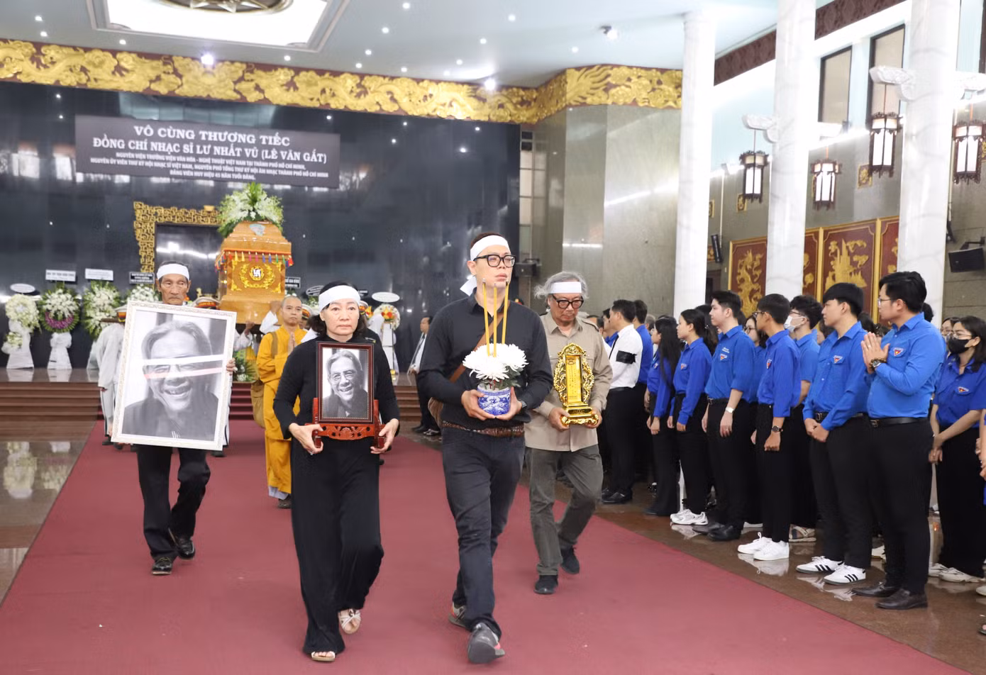 Sau lễ truy điệu, linh cữu nhạc sĩ được đưa đi an táng tại Nghĩa trang Hoa viên Bình Dương (TP Bến Cát, tỉnh Bình Dương).
