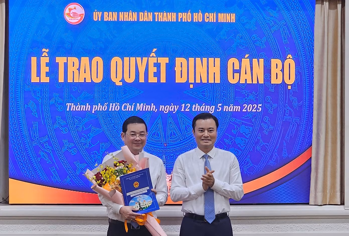 Phó Chủ tịch UBND TPHCM Bùi Xuân Cường trao quyết định cho ông Nguyễn Toàn Thắng. Ảnh: SGGP